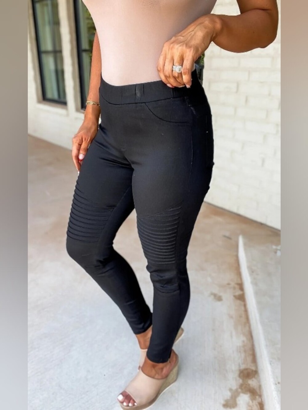 Like New! Retro Black Ribbed Knee Moto Jegging